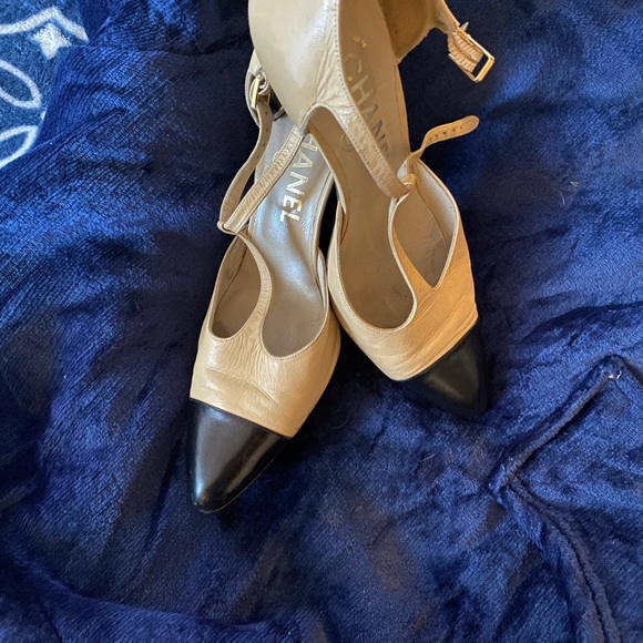 Chanel pointed toe lamb skin tan and dark brown 3 1/2 inch heel - Picture 2 of 12